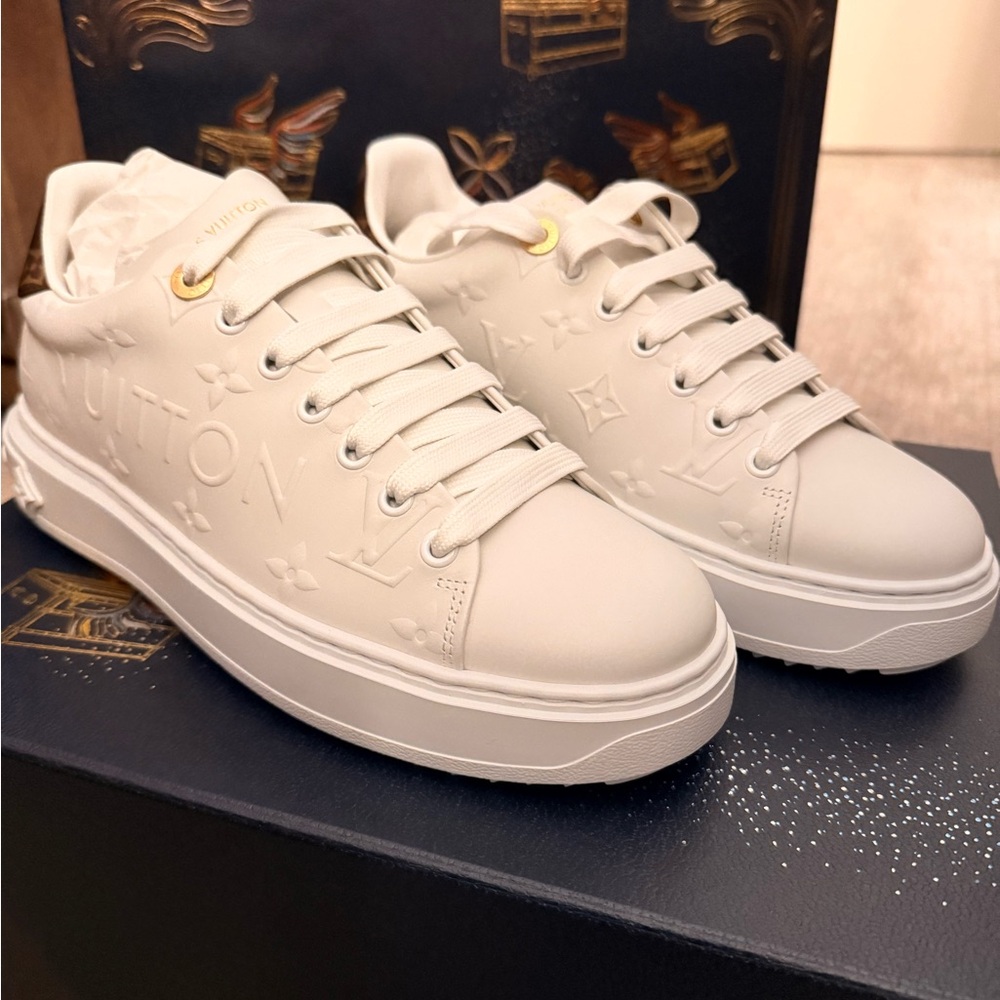 NWT Louis Vuitton TimeOut Sneaker White Monogram Embossed Leather EU 39 Full Set